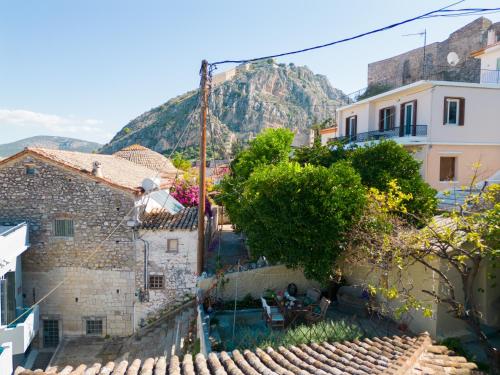 uma vista para uma aldeia com uma montanha ao fundo em Theros Cottage Nafplio em Nafplio