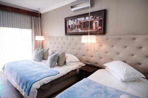 Un pat sau paturi într-o cameră la Abella Bed and Breakfast