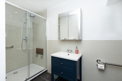 a bathroom with a sink and a shower at Stunning 1BR Flat, 3 min to Elephant & Castle Tube in London
