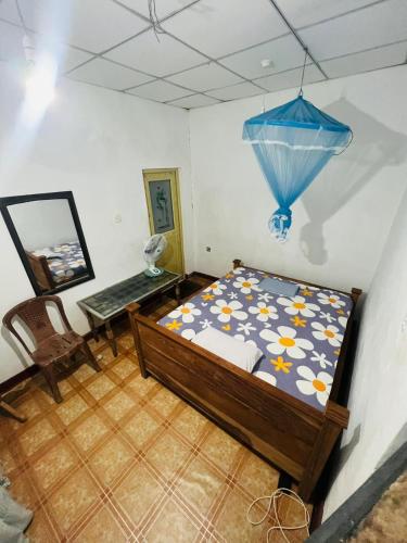 Galoya30 hotel & safari في Hida: غرفة نوم بسرير وطاولة ومرآة