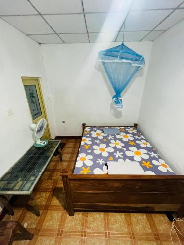 Galoya30 hotel & safari في Hida: غرفة صغيرة بها سرير وطاولة