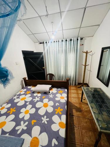 Un dormitorio con una cama con flores. en Galoya30 hotel & safari en Hida
