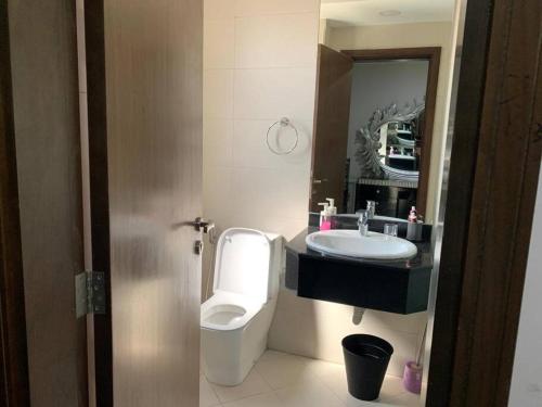 La salle de bains est pourvue de toilettes, d'un lavabo et d'un urinoir. dans l'établissement 2BR W Pool-20 min to DXB APT & Dubai Mall, à Dubaï