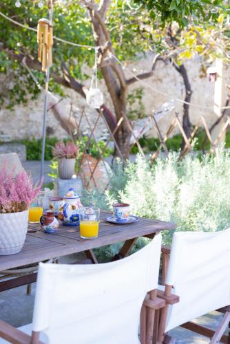 Theros Cottage - garden & sea breeze