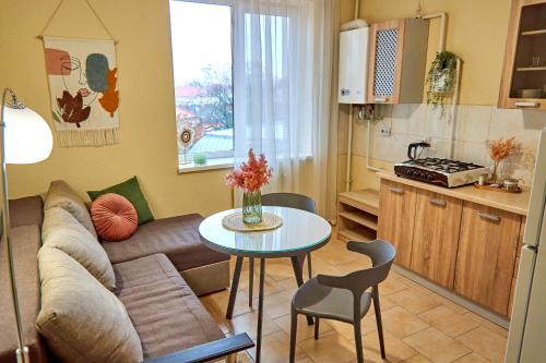 uma sala de estar com um sofá e uma mesa numa cozinha em Mountain View Lux with balcony em Mukacheve