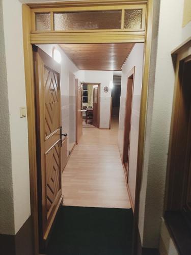 a hallway leading to a room with a door at Altstadthaus Marille mit Innenhofterrasse in Melk