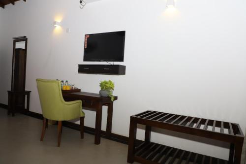 TV a/nebo společenská místnost v ubytování Hotel Ro Kalawewa
