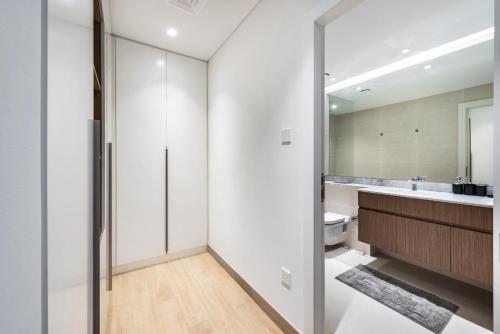 ドバイにあるSpacious 2BR flat, La Rive 2のバスルーム(洗面台、トイレ、鏡付)