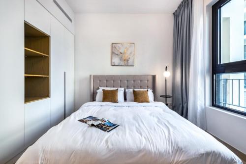 Säng eller sängar i ett rum på Spacious 2BR flat, La Rive 2