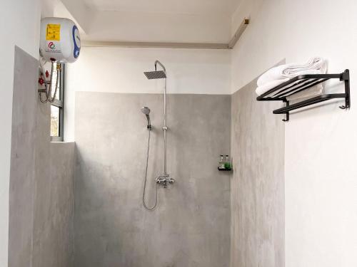 een badkamer met een douche met een douchekop bij Njiro Climax in Arusha
