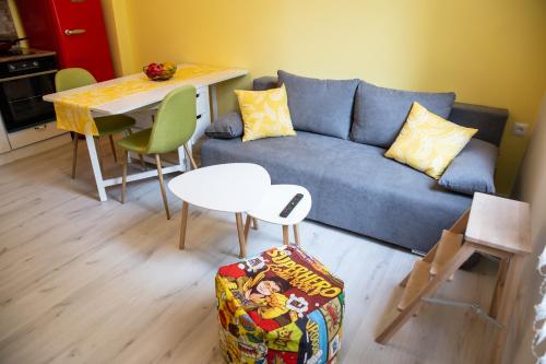 un soggiorno con un divano blu e un tavolo di Apartment Serdika 1 a Sofia