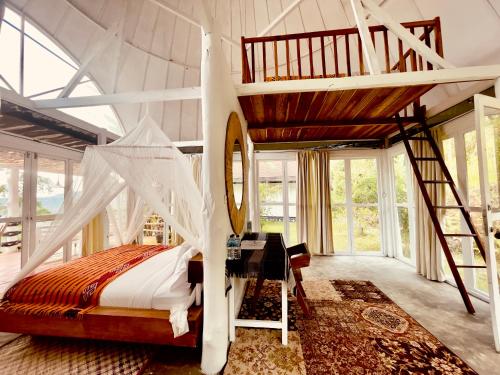 Bajawa的住宿－Manulalu Jungle，一间卧室配有双层床和书桌