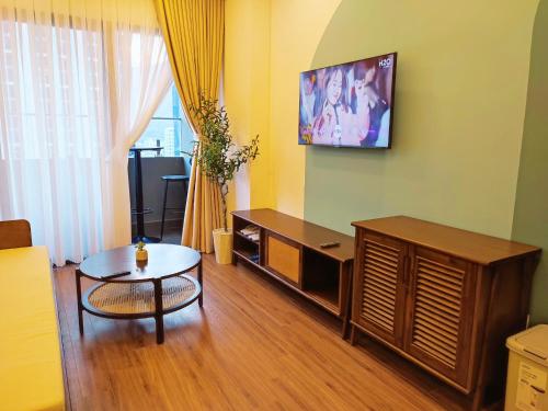TV/Unterhaltungsangebot in der Unterkunft FLC SEA TOWER QUY NHƠN Nhiều hạng phòng cho cặp đôi, gia đình, bạn bè, bồn tắm, hồ bơi có phí