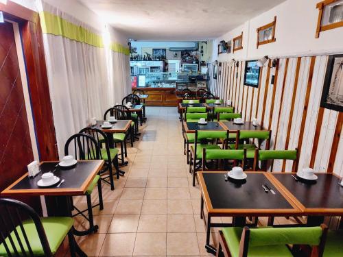 una fila de mesas y sillas en un restaurante en Megaró, en Santa Teresita