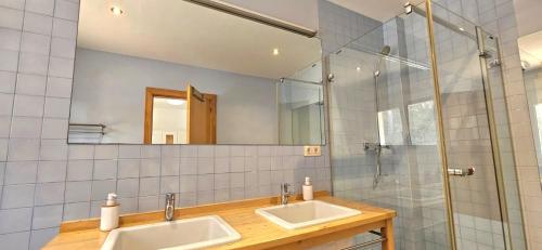 een badkamer met 2 wastafels en een spiegel bij Oliver House in Tarragona