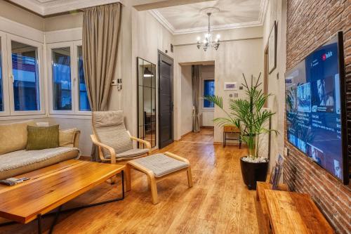 科莫蒂尼的住宿－Living Life Apartment Komotini，客厅配有沙发和桌子