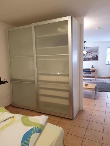 einem großen Glasschrank in einem Schlafzimmer mit einem Bett in der Unterkunft Ferienwohnung Ela 1 in Andernach