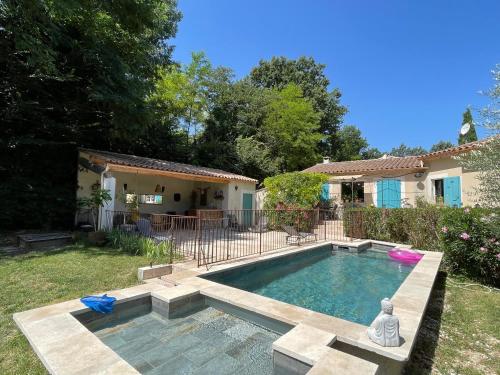 a swimming pool in the yard of a house at Villa La Ressourcerie a Saignon in Saignon