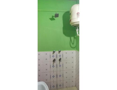 La salle de bains est pourvue d'un lavabo et d'une douche. dans l'établissement Hotel Subh Ratri, Jhansi, à Jhansi