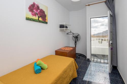 A bed or beds in a room at Lightbooking Gadi House Tasarte terraza y barbacoa