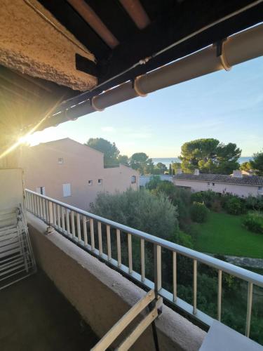 une vue depuis le balcon d'une maison dans l'établissement Appartement Vue Mer La Ciotat, à La Ciotat
