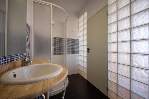 y baño con lavabo blanco y ducha. en AT119 Nova Torredembarra, en Torredembarra