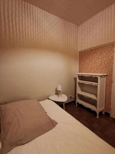 une petite chambre avec un lit et une table dans l'établissement Appartement Vue Mer La Ciotat, à La Ciotat