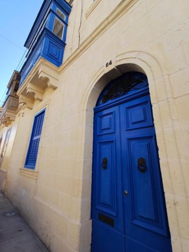 a blue door on the side of a building at Is- Sienja in Kalkara