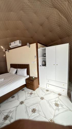 Кровать или кровати в номере Wadi rum camp