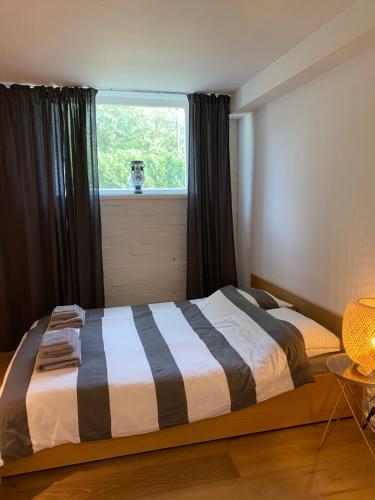 מיטה או מיטות בחדר ב-Rustiek vakantiehuis in 't groen