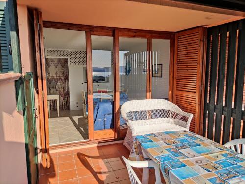 d'un balcon avec une table et une chaise sur une terrasse. dans l'établissement TancaManna16, à Cannigione