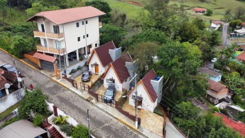 an overhead view of a house and a street at VILLA ITÁLIA CHALÉ in Santo Antônio do Pinhal