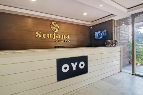 een hotellobby met een bord met ovo bij OYO Hotel Srujana Stay Inn Opp Public Gardens Nampally in Hyderabad
