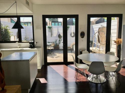 a kitchen and dining room with a table and chairs at Duplex d'exception avec terrasse centre ville Montpellier in Montpellier