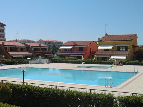 una gran piscina frente a algunos edificios en Villaggio dei Fiori, en Caorle