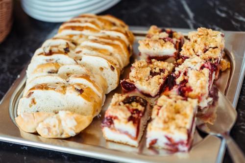 NeusorgにあるHotel Sonnentalの- テーブルの上にペストリーとデザートのトレイ