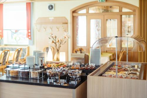 NeusorgにあるHotel Sonnentalのカウンターに様々な料理を取り揃えたビュッフェ