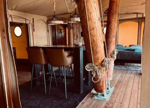 een keuken met een bar in een treinruimte bij Quinta Aurora in Burgau