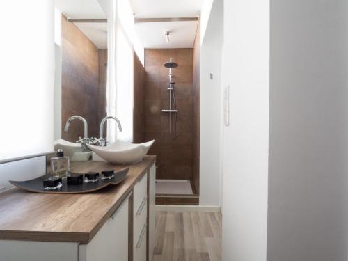 ein Bad mit einem Waschbecken und einer Dusche in der Unterkunft Penthouse Sitges in Sitges