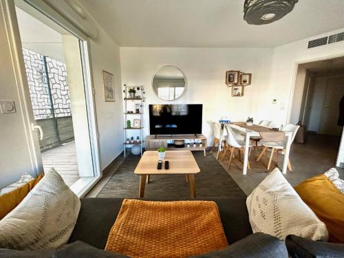 sala de estar con sofá y mesa en Appartement cosy - Port Marianne - Garage sous sol, en Montpellier