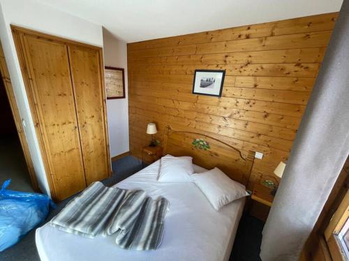 מיטה או מיטות בחדר ב-Plagne Soleil : Pistes et vue