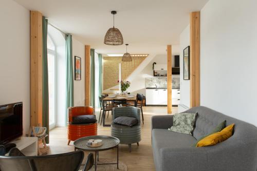 un salon avec un canapé et une table dans l'établissement Appartement - Le Miln, à Carnac