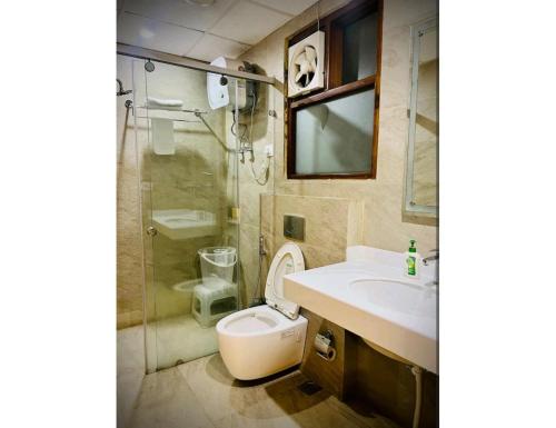 een badkamer met een toilet, een wastafel en een douche bij Awadh Inn ,Lucknow in Lucknow