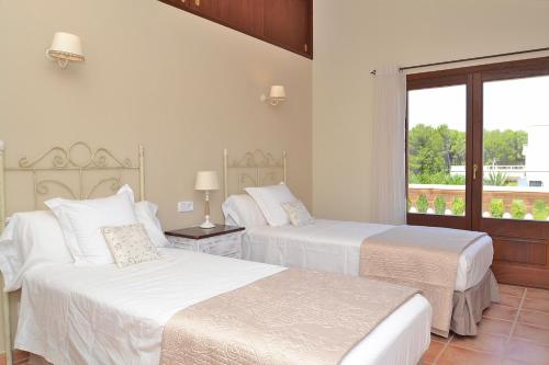 two beds in a hotel room with a window at 066 Villa Mexic 41 ETV8816 by Mallorca Charme in Santa Margalida