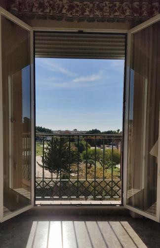 una puerta abierta a un balcón con vistas en Piso Vélez Málaga, en Vélez-Málaga