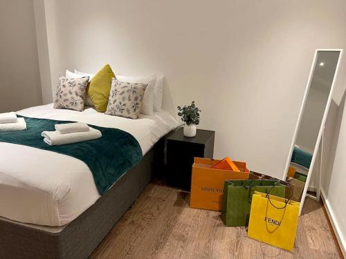 - une chambre dotée d'un grand lit avec des sacs dans l'établissement Sky View by condokeeper, à Londres