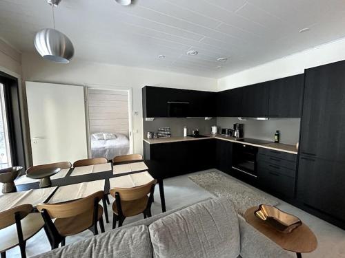 - une cuisine et une salle à manger avec une table et un canapé dans l'établissement Villa Tykkylä Ruka, à Kuusamo