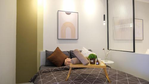 Postel nebo postele na pokoji v ubytování Netizen Cozy Suite By GUESTONIC