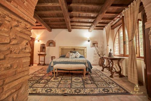een slaapkamer met een bed en een tafel. bij Casale Alessandri in Massa Martana