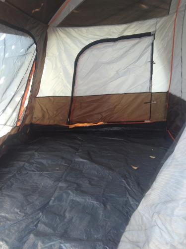 ein großes Zelt wird mit offener Tür gezeigt in der Unterkunft Zelt 4 Pers. 2Zi. in Klong Wan